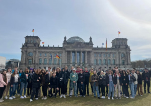 Uczniowie przed Reichstagiem